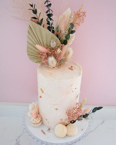 How to Put Dried Flowers onto Cakes